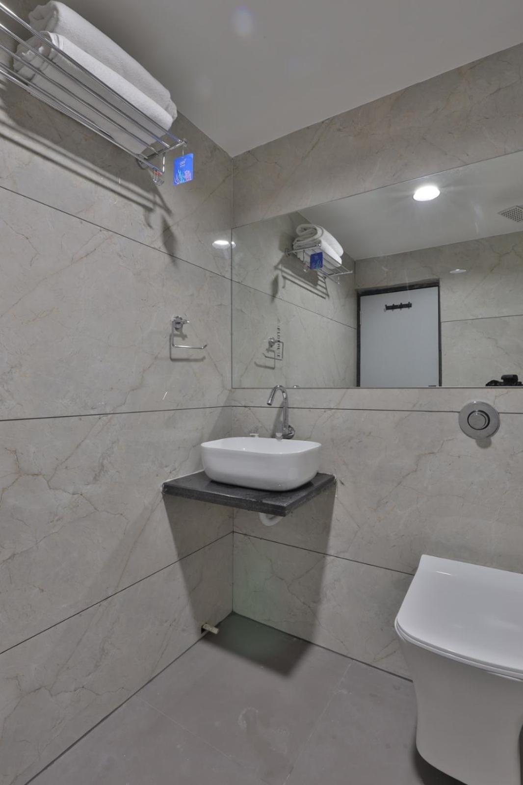 Hotel Legacy Ахмедабад Екстериор снимка