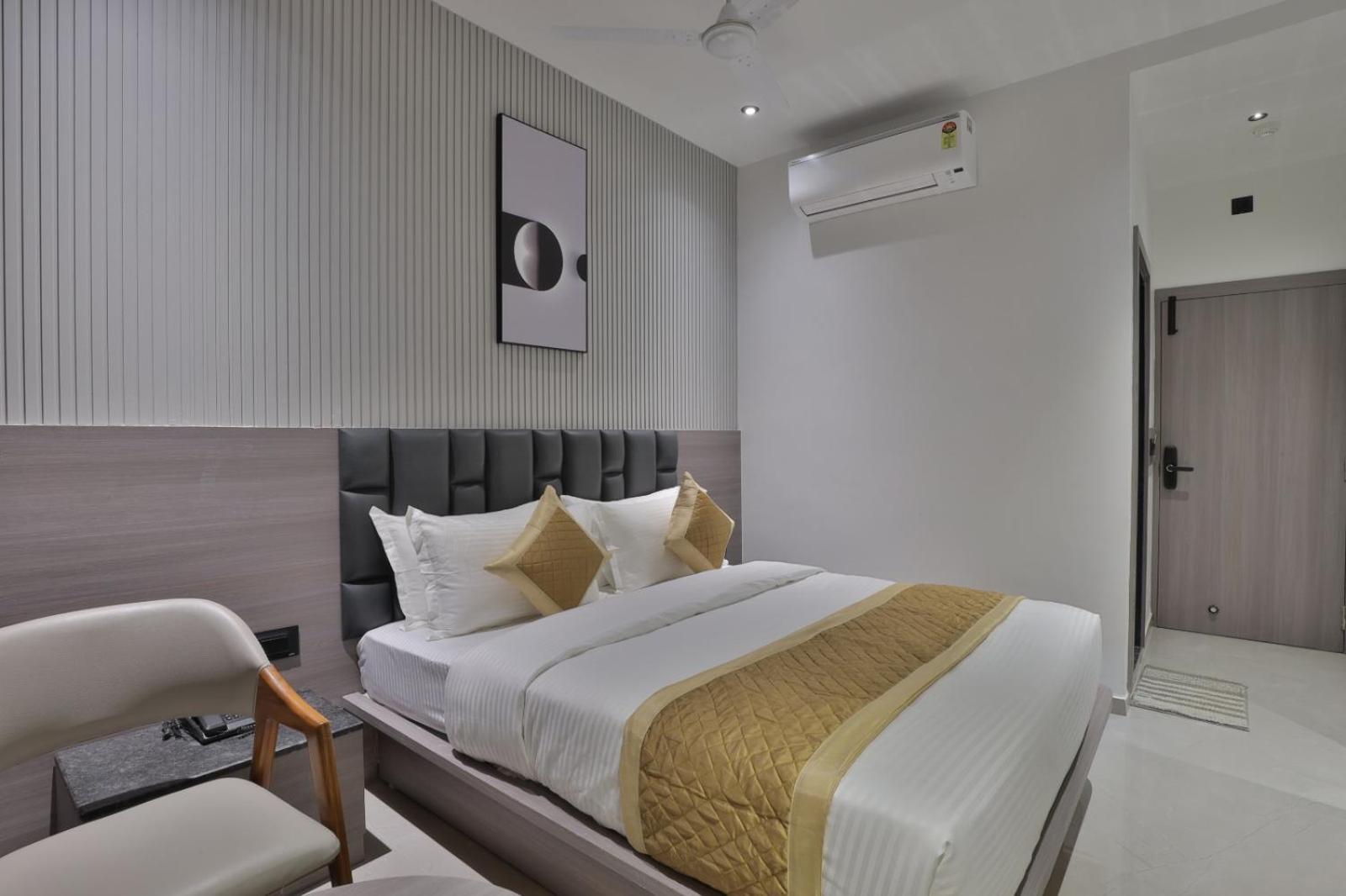 Hotel Legacy Ахмедабад Екстериор снимка